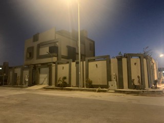فيلا للبيع + استراحه حي العارض