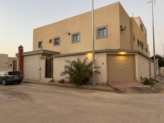 فيلا + ثلاث شقق للبيع حي العارض